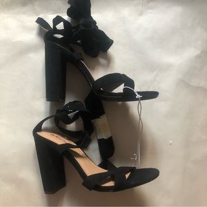 ❤️NWT Wild Pair Strappy Black Block Heels Sandals 7.5